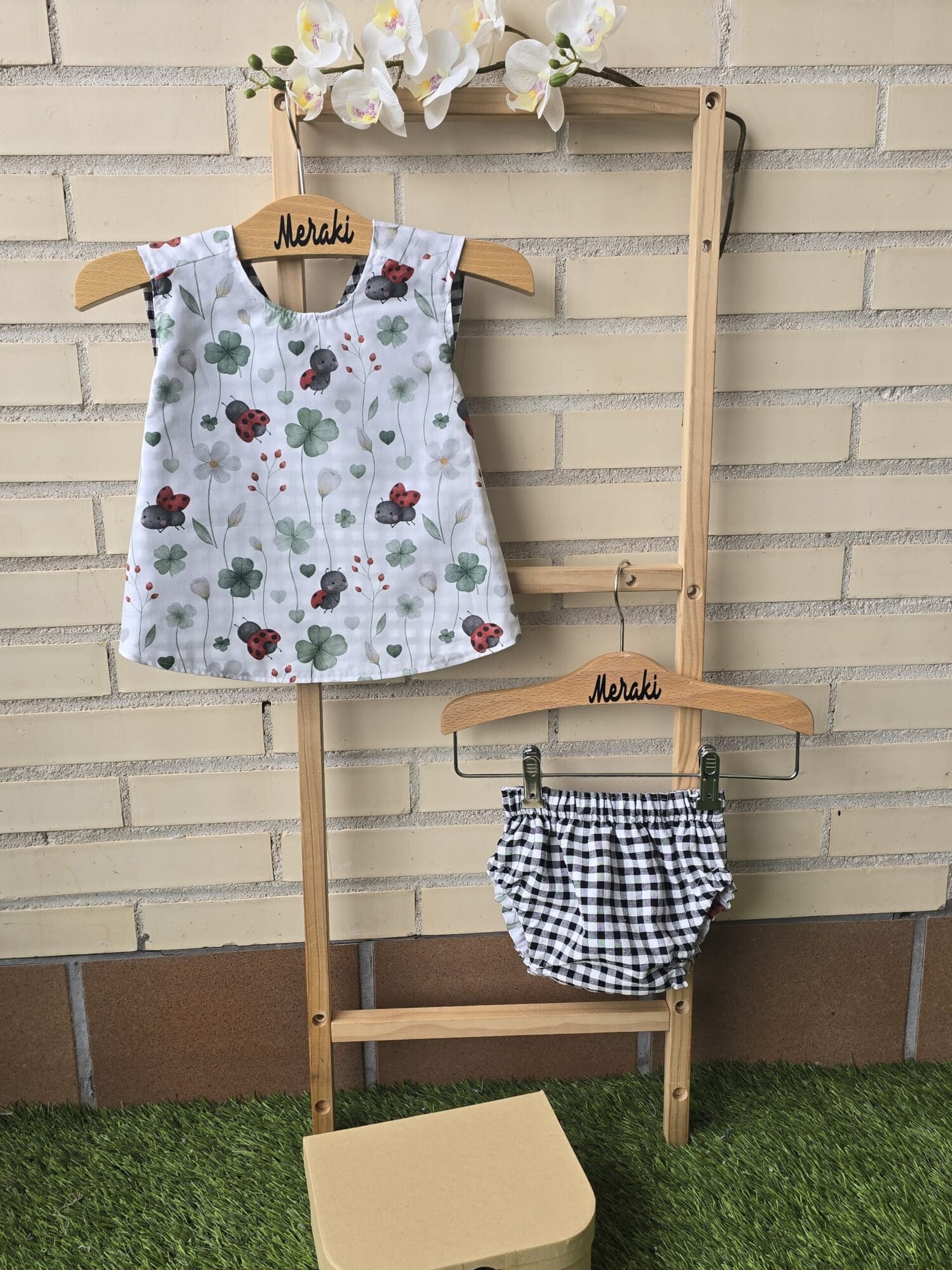 Conjunto Reversible Mariquitas y Vichy NegroUn vestido pinafore y cubrepañal rev - 4