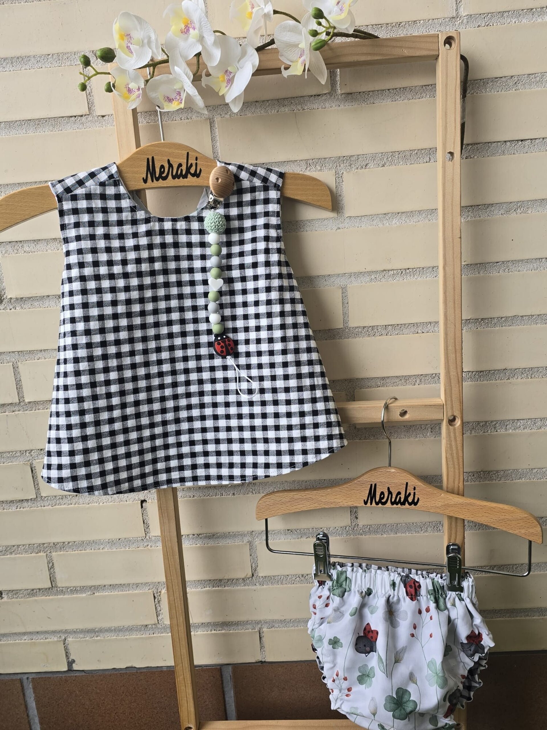 Conjunto Reversible Mariquitas y Vichy NegroUn vestido pinafore y cubrepañal rev - 2